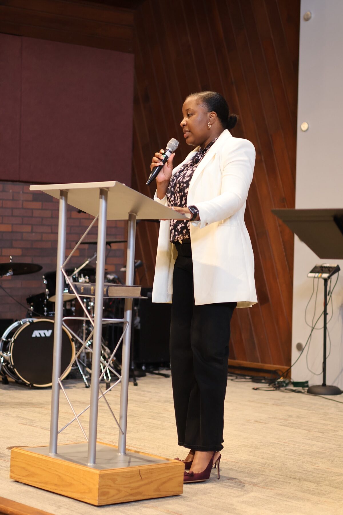 Woman speaking from the pulpit at Valley of Oaks Church